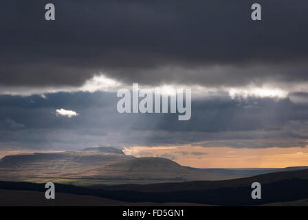 CREPUSCULAR Rays und warmen Abendlicht über Ingleborough, Yorkshire, England Stockfoto