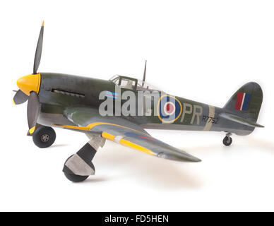 Hawker Typhoon Mk 1 b Flugzeuge des zweiten Weltkriegs, RAF Markierungen. 01:32 feine Maquette auf weißen Studio-Hintergrund. Stockfoto