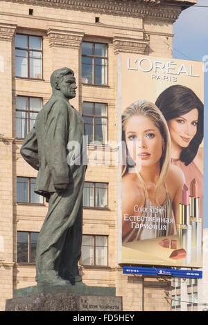 Statue des sowjetischen Dichter Vladimir Mayakovsky und Lippenstift Billboard auf Ploschtschad Triumfalnaya, Moskau, Russland Stockfoto