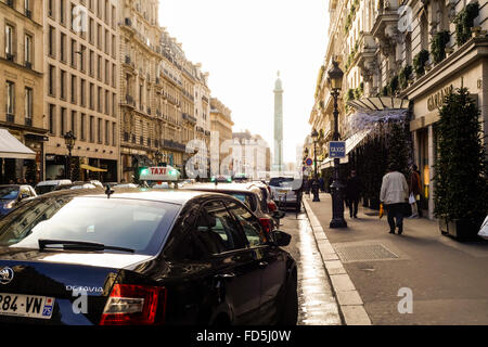 Taxis in Paris, die Schlange, Place Vendome, Paris, Frankreich. Stockfoto