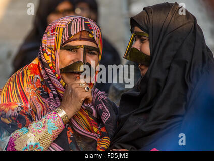 Bandari Frauen tragen traditionellen Masken bezeichnet die Burkas mit einem Schnurrbart Form, Qeshm Insel, Salakh, Iran Stockfoto