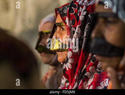 Bandari Frauen tragen traditionellen Masken bezeichnet die Burkas, Qeshm Insel, Salakh, Iran Stockfoto