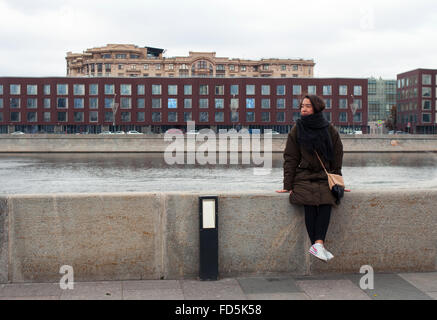 Mädchen am Ufer der Moskwa in Moskau Russland Stockfoto