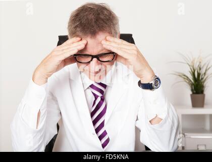 Medical Doctor leiden schwere Kopfschmerzen vom Stress Stockfoto
