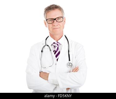Arzt in Auge Brille tragen Scrub-Anzug mit Stethoskop auf Schultern, Isolated on White Stockfoto