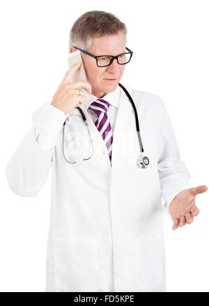 Verwirrt im mittleren Alter männlichen Arzt trägt ein Stethoskop reden auf seinem Handy gestikulieren wie er versucht, den Anruf zu verstehen Stockfoto