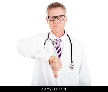 Schweren männlichen Arzt geben Daumen runter-Zeichen, zeigt Fehler beim Ergebnis des Vorgangs, Isolated on White Background Stockfoto
