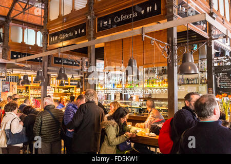 Madrid, Spanien - 25. Januar 2016: Menschen Essen und trinken im Mercado San Miguel am 25. Januar 2016 in Madrid, Spanien. Nach T Stockfoto