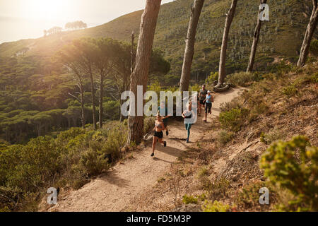 Erhöhte Ansicht des Club Gruppe Lauftraining auf Bergwegen. Gruppe von Fit Athleten laufen auf Bergpfad. Stockfoto