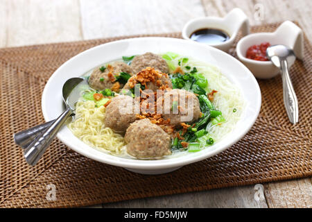 Bakso, Frikadelle Suppe mit Nudeln, indonesische Küche Stockfoto