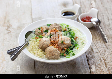 Bakso, Frikadelle Suppe mit Nudeln, indonesische Küche Stockfoto
