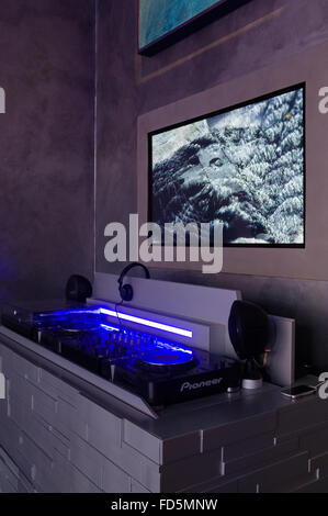 Unterhaltung-Suite, beleuchteten Bildschirm mit Mischpult in Neon Ferienwohnung in London Stockfoto