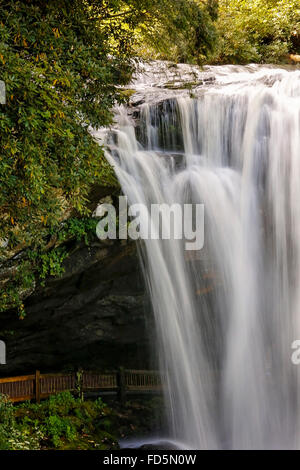 Bild eines Wasserfalls Kaskadierung über eine Felswand. Stockfoto