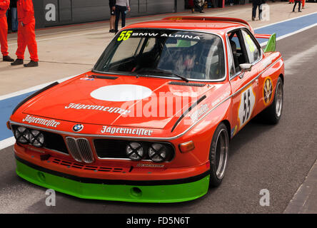 BMW 3.0 CSL in der Internationalen Pit Lane, während der Super Tourenwagen Trophäe bei der Silverstone Classic 2015. Stockfoto