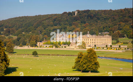 Chatsworth House und Parklandschaft mit den Derwent im Vordergrund. Stockfoto
