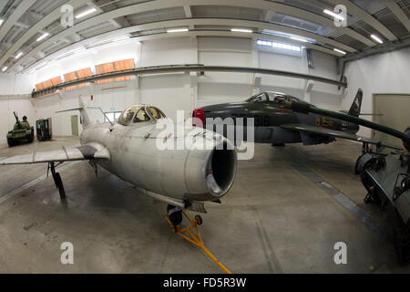 Eine russische MiG-15 und eine USA-Amerikanische Republik F-84 (R) im Bild der Geheimdienste-Sonderschau "Achtung Spione! Geheimdienste in Deutschland von 1945-1956' im Militaerhistorisches Museum (Museum der Militärgeschichte) in Dresden, Deutschland, 28. Januar 2016. Die Ausstellung öffnet am 17. März 2016. FOTO: ARNO BURGI/DPA Stockfoto