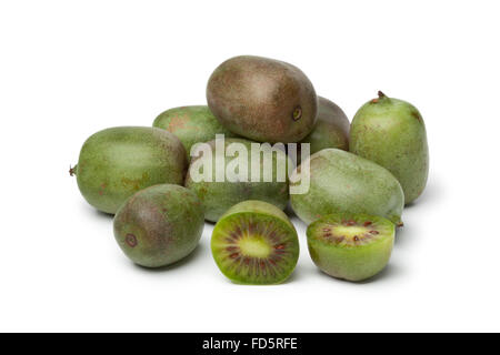 Ganze und halbe Kiwi Beeren auf weißem Hintergrund Stockfoto