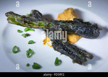 Frühlingszwiebel serviert gegrillte Tempura und Romescu im La Granje Verde auf Teneriffa, Spanien. Das Anwesen verfügt über ein restauran Stockfoto