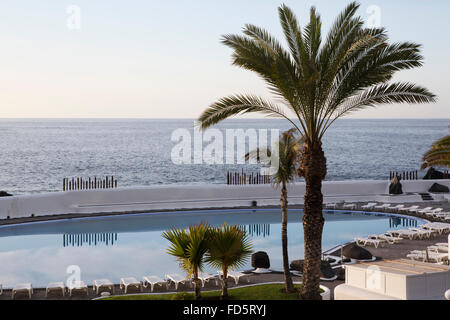 Ein Schwimmbad direkt am Meer in Puerto De La Cruz auf Teneriffa, Spanien. Stockfoto