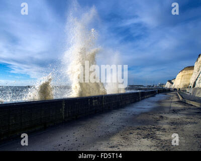 Wellen brechen entlang der Undercliff Walk in der Nähe von Brighton Marina, Sussex, UK Stockfoto