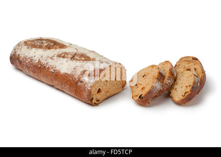 Hausbrot mit Tomaten auf weißem Hintergrund Stockfoto