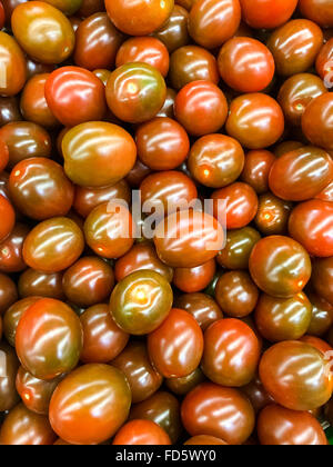 Cherry-Tomaten-Gruppe zum Verkauf In Gemüsemarkt Stockfoto