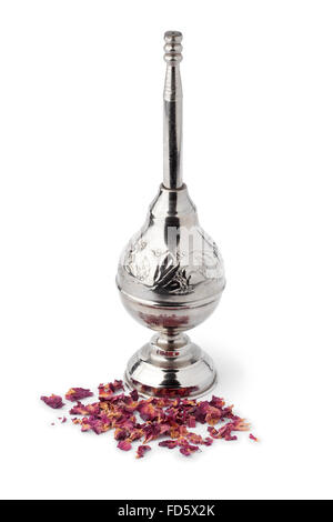 Marokkanische Rose Wasser Sprinkler und Blütenblätter auf weißem Hintergrund Stockfoto