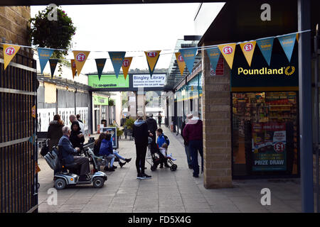 Poundland Ladenöffnungszeiten zieht eine Schlange von Menschen, Bingley, West Yorkshire Stockfoto