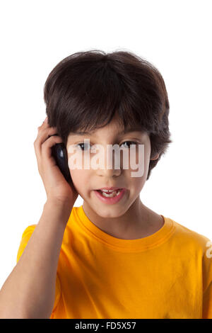 Acht Jahre alter Junge mit Handy auf weißem Hintergrund Stockfoto