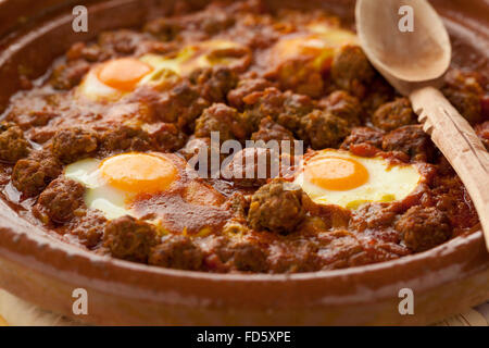 Marokkanische Kefta-Tajine mit Eiern (Mkaouara) Nahaufnahme Stockfoto