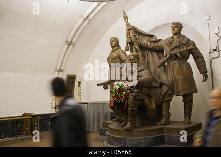 Statue des weißrussischen Partisanen in einer Passage in Belorusskaja Metro Station, Moskau, Russland Stockfoto
