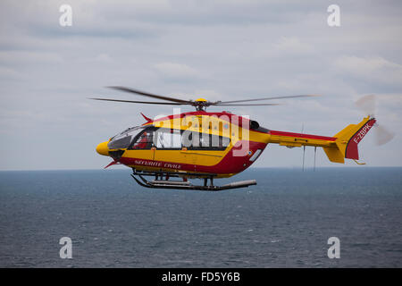 Bretagne, Frankreich - September 27,2010: Such- und Rettungsmaßnahmen zu manövrieren durch Marine Rettungshubschrauber, Bretagne, Frankreich Stockfoto