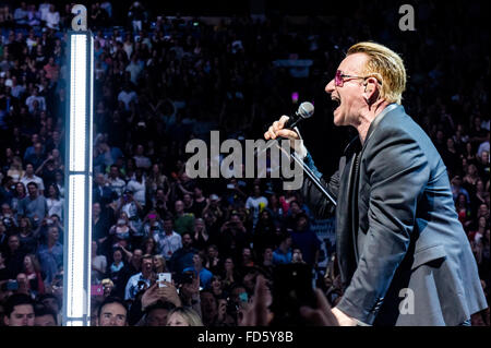 Bono von U2 in der Rogers Arena in Vancouver, Britisch-Kolumbien, Kanada am 14. Mai 2015 Stockfoto