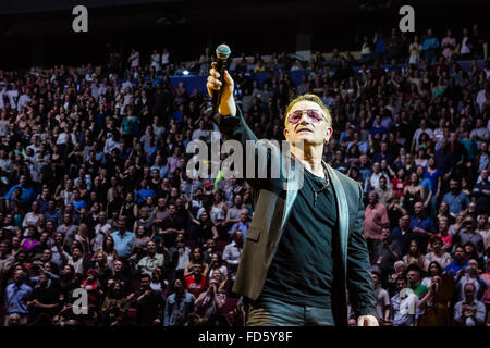 Bono von U2 in der Rogers Arena in Vancouver, Britisch-Kolumbien, Kanada am 14. Mai 2015 Stockfoto