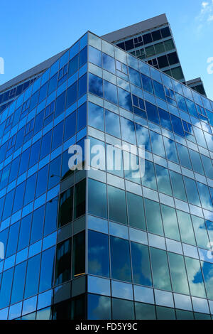 Modernes Business-Center-Gebäude mit Glasfassade. Stockfoto