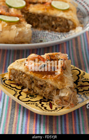 Stück frisch gebackene traditioneller marokkanischer Fisch pastilla Stockfoto