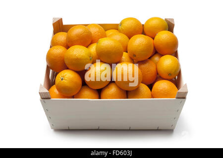 Frische Orangen in einem Container auf weißem Hintergrund Stockfoto