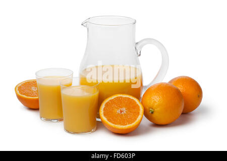 Frisch gepresster Orangensaft auf weißem Hintergrund Stockfoto