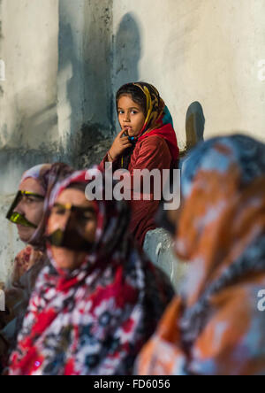 junges Mädchen vor Bandari Frau tragen traditionelle Masken genannt Burkas, Qeshm Insel, Salakh, Iran Stockfoto