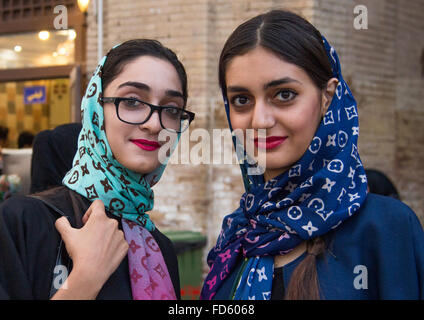 junge Iranerinnen mit Louis Vuitton Schals, Central District, Teheran, Iran Stockfoto