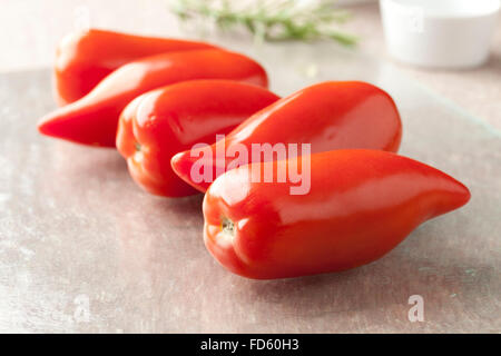 Ganze Frische Cornue des Anden-Tomaten Stockfoto