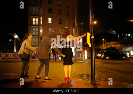 Deansgate Locks zwei junge Frauen "mit der Kamera des Fotografen ein anderes spielen" während der Wartezeit auf die Straße zu überqueren, um 02:00. Manchester. Stockfoto