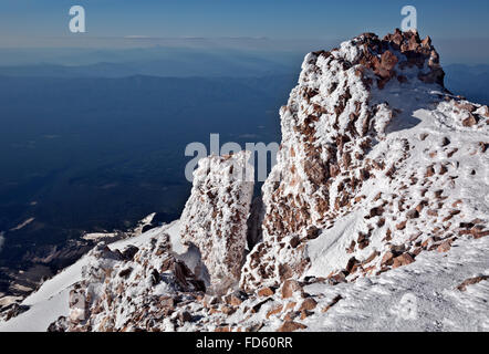 CA02631-00... Kalifornien - Mount Shasta Gipfelpyramide mit Blick auf die Weite der Shasta-Dreiheit National Forest. Stockfoto