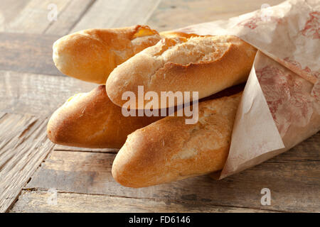 Französische Baguettes in Papier eingewickelt Stockfoto