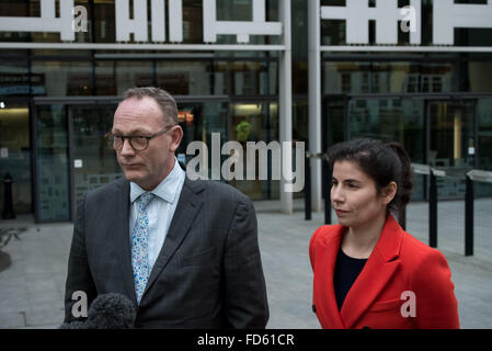 London, UK. 28. Januar 2016.  Ben Emmerson QC liest eine kurze Presseerklärung mit Anwalt Elena Tsirlina außerhalb der Home-Office nach einem Treffen mit Innenminister Theresa May. Marina Litvinenko besucht Home Office um Innenminister Theresa May nach Forderung nach Sanktionen gegen Russland Kredit erfüllen: Guy Corbishley/Alamy Live News Stockfoto