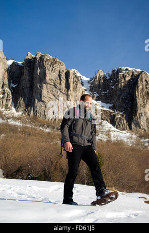 Mann im Schneeschuhe Stockfoto