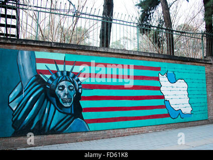 Wandbild Anti-amerikanische Propaganda Slogan zeigen Statue Freiheit Skelett an der Wand des ehemaligen US-Botschaft, Central District, Teheran, Iran Stockfoto