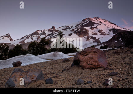 CA02638-00... Kalifornien - Sonnenaufgang am Mount Shasta aus der Clear Creek Trail im Mount Shasta Wildnisgebiet. Stockfoto