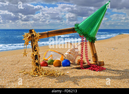 Weihnachten-Seelandschaft in Bambusrahmen am Strand gegen Blau des Meeres und bewölktem Himmel Stockfoto