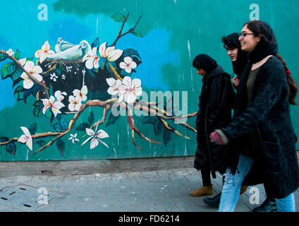 Frauen vorbei Wandbild Anti-amerikanische Propaganda an der Wand des ehemaligen US-Botschaft, Central District, Teheran, Iran Stockfoto